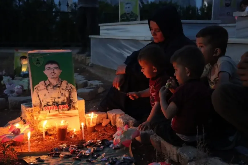 Bi pêxistina mûman şehîdên Meha Gulanê hatin bibîranîn