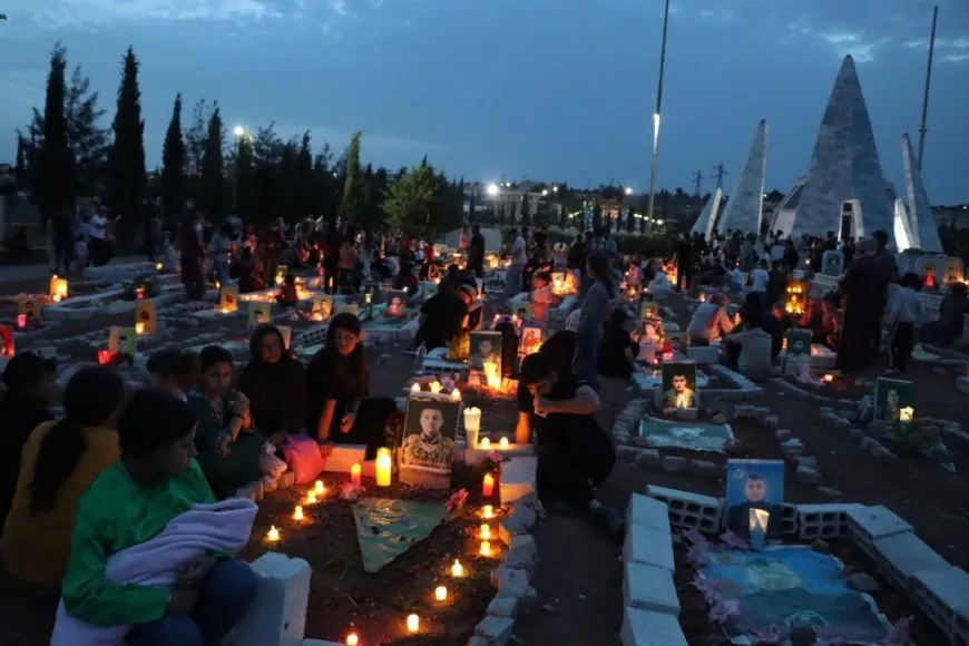 Bi pêxistina mûman şehîdên Meha Gulanê hatin bibîranîn