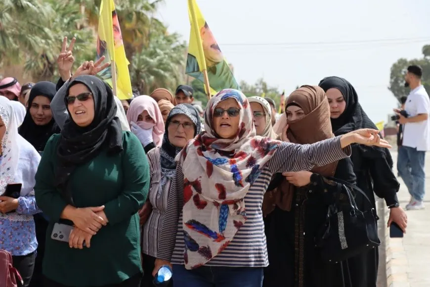 Şêniyên Tebqayê ji bo Rêber Abdullah Ocalan meşiyan