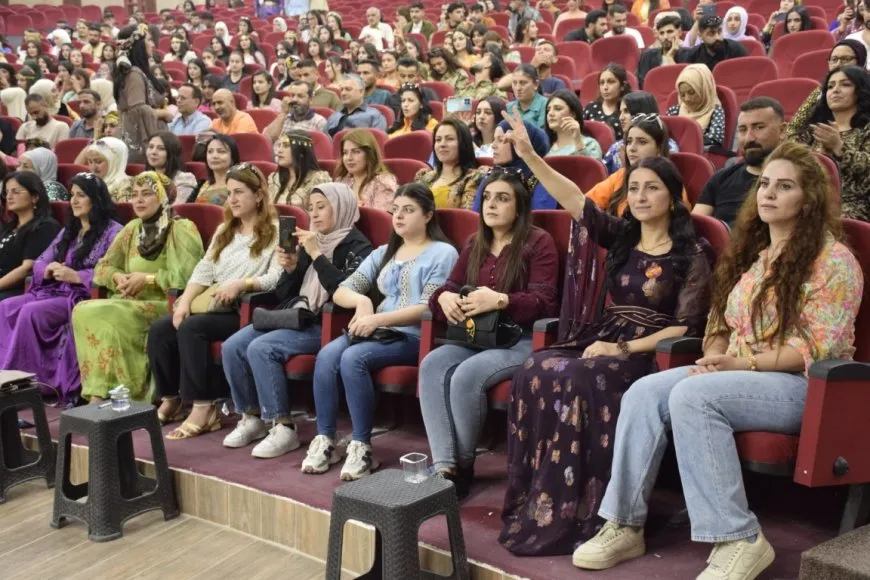 Li Hesekê bi boneya  Roja Zimanê Kurdî şahiyek li dar ket