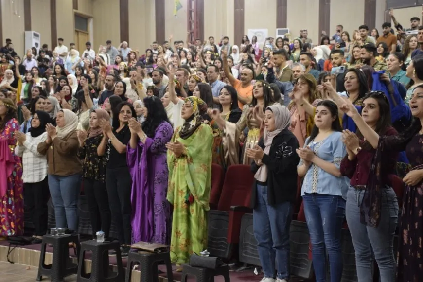 Li Hesekê bi boneya  Roja Zimanê Kurdî şahiyek li dar ket