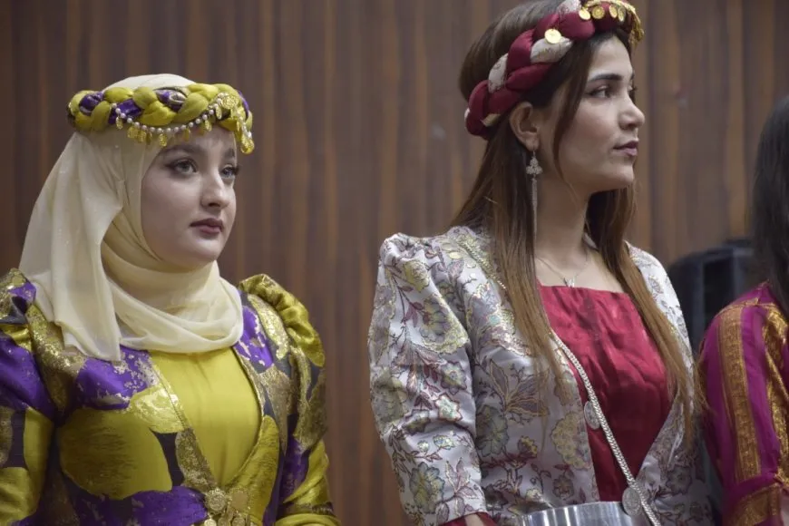 Li Hesekê bi boneya  Roja Zimanê Kurdî şahiyek li dar ket