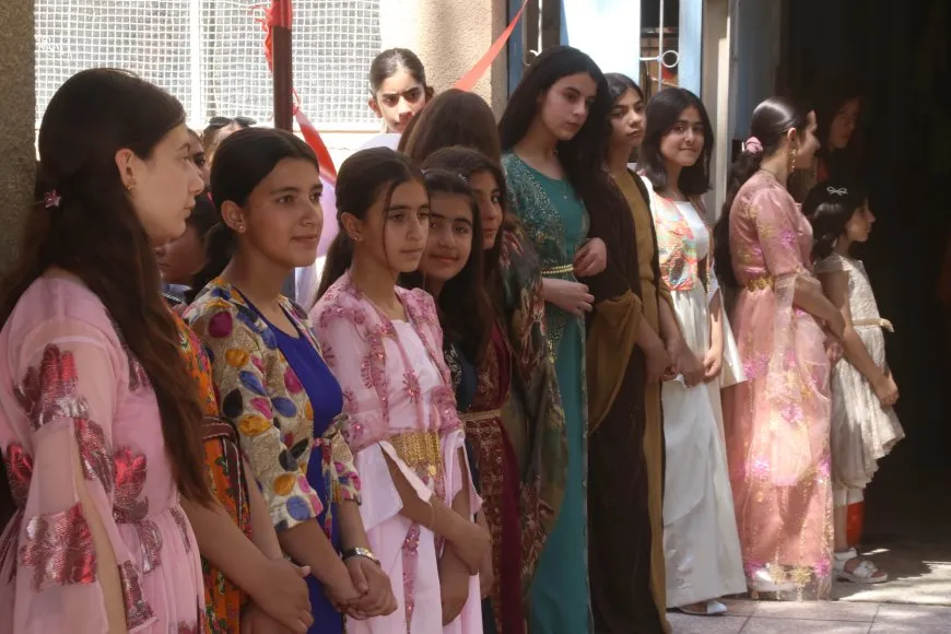 Xwendekaran bi vekirina pêşangehekê sala perwerdeyê qedand 