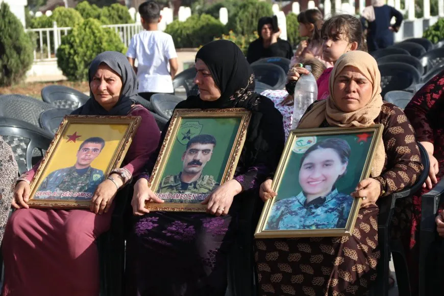 Xelkê Qamişloyê bi merasîmek heybet 128 pakrewan bi bîr anîn