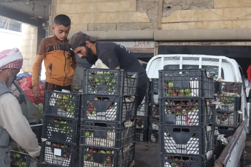 Sûka El Hal a Reqayê; navenda belavkirina sebze û fêkiyan li herêmê ye