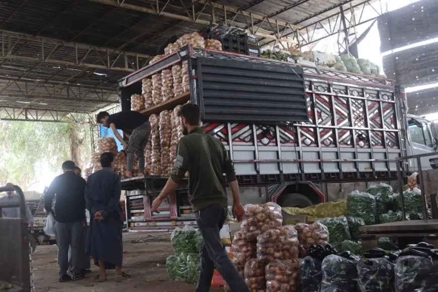 Sûka El Hal a Reqayê; navenda belavkirina sebze û fêkiyan li herêmê ye