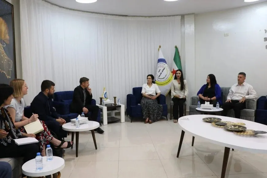 Şandeyek PE’yê serdana Daîreya Têkiliyên Derve ya li Qamişloyê kir