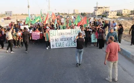 Koçberên Efrîn û Şehbayê bi meşek girseyî sûcên çeteyan şermezar kirin