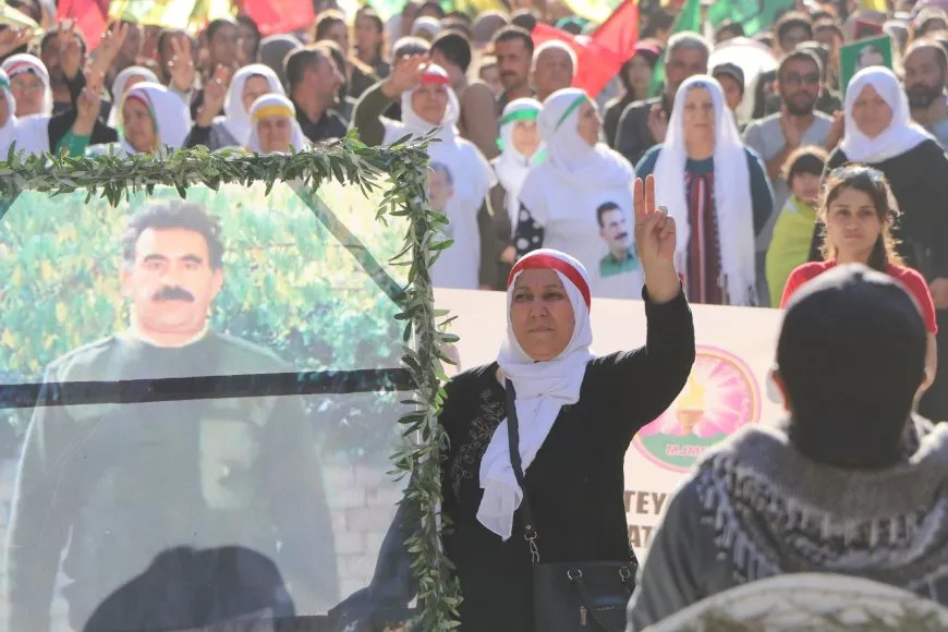 Li Helebê bi meşeke girseyî daxwaza azadiya Rêber Apo hat kirin