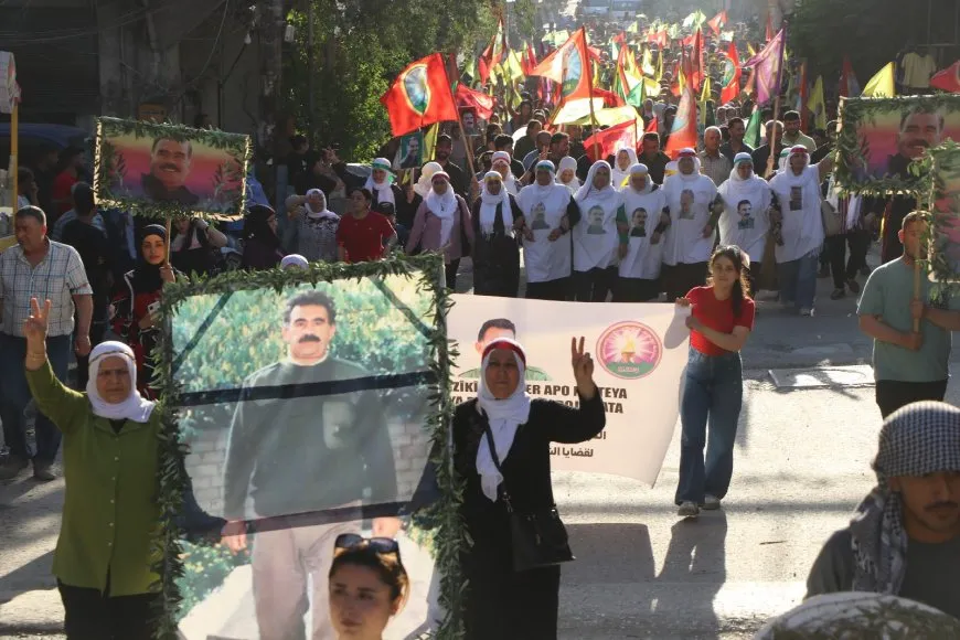 Li Helebê bi meşeke girseyî daxwaza azadiya Rêber Apo hat kirin