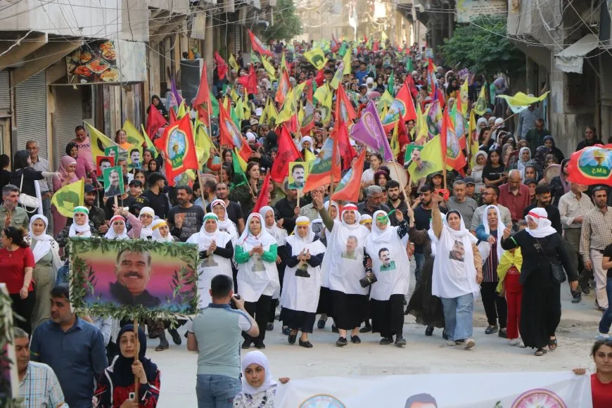 Li Helebê bi meşeke girseyî daxwaza azadiya Rêber Apo hat kirin
