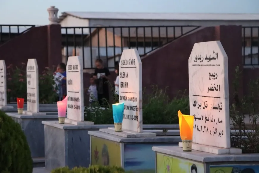 Di êvara cejnê de mûm li ser gorên şehîdan hatin pêxistin û kulîlk hatin danîn
