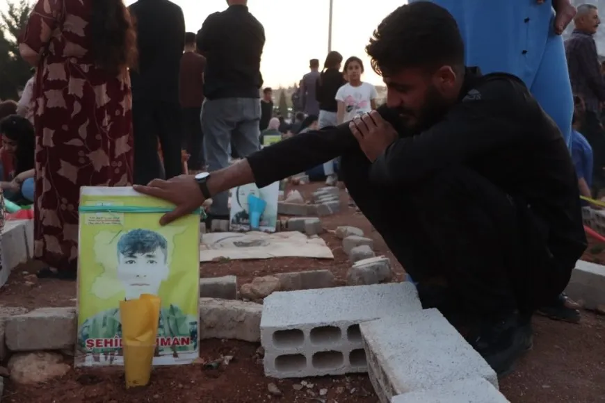 Di êvara cejnê de mûm li ser gorên şehîdan hatin pêxistin û kulîlk hatin danîn