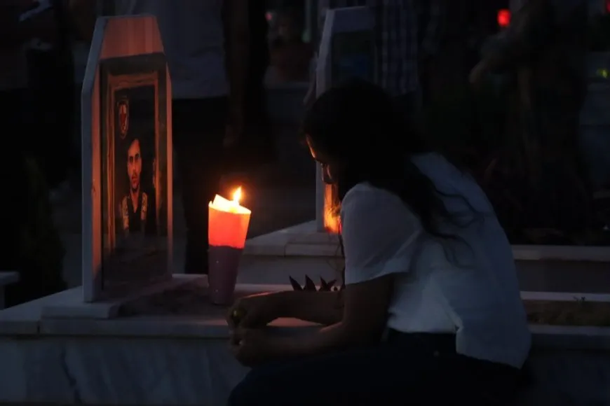 Di êvara cejnê de mûm li ser gorên şehîdan hatin pêxistin û kulîlk hatin danîn