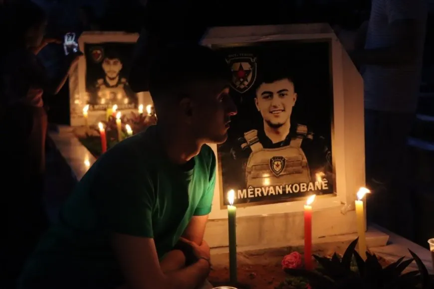 Di êvara cejnê de mûm li ser gorên şehîdan hatin pêxistin û kulîlk hatin danîn