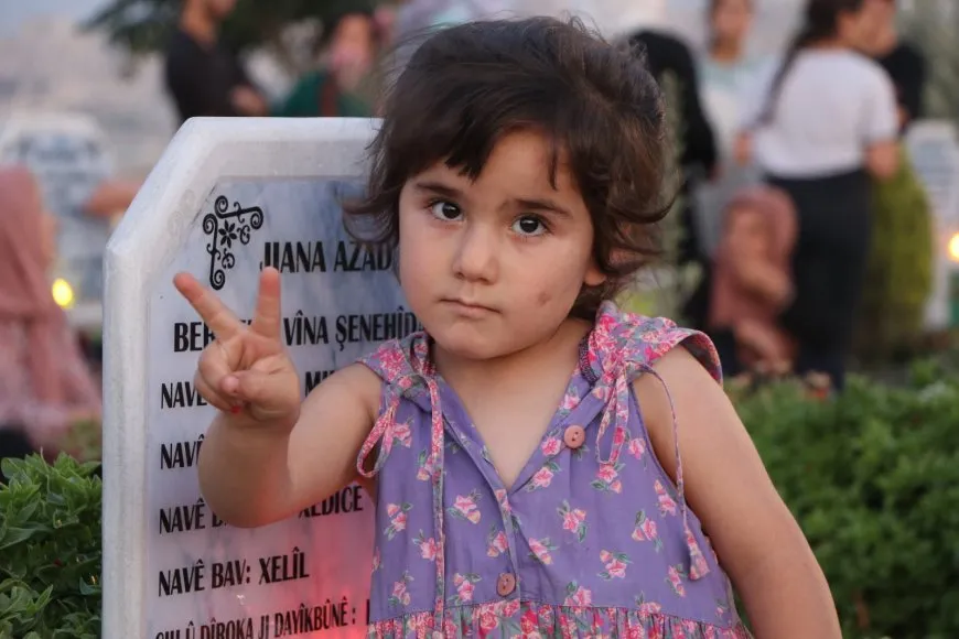 Di êvara cejnê de mûm li ser gorên şehîdan hatin pêxistin û kulîlk hatin danîn