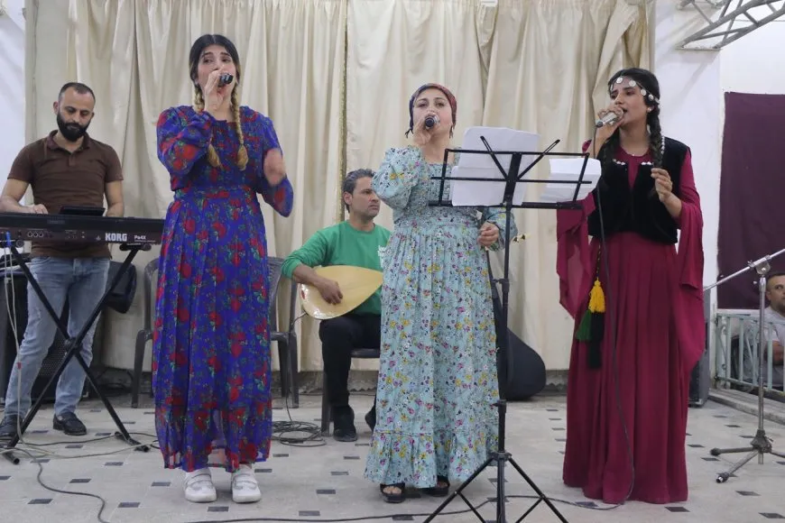 Dengekî ciwan êş û azarên koçberiyê vedibêje