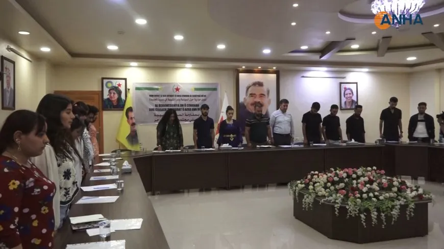 Ciwanên PYD’ê li Qamişloyê panelek li dar xist