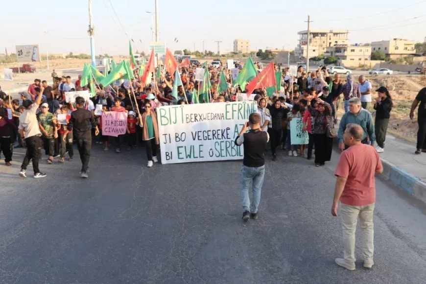 Koçberên Efrîn û Şehbayê bi meşek girseyî sûcên çeteyan şermezar kirin