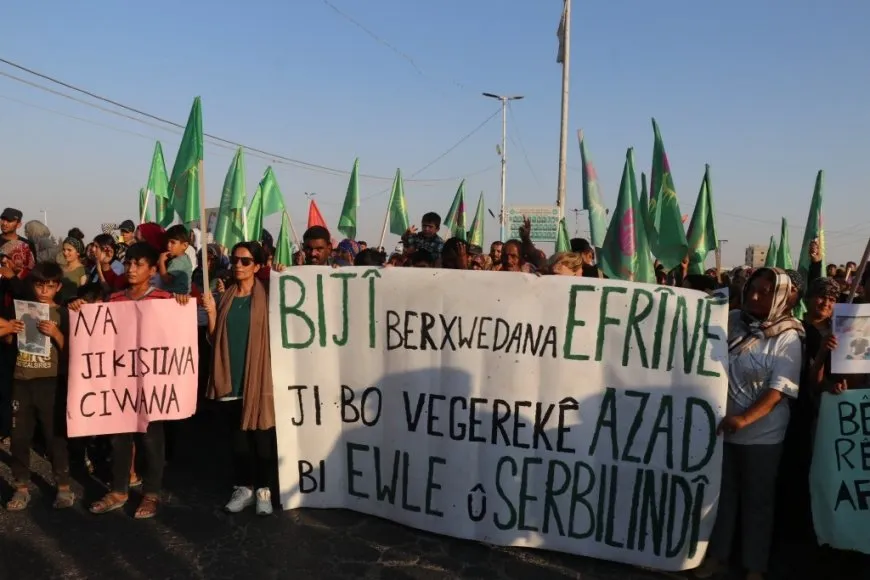 Koçberên Efrîn û Şehbayê bi meşek girseyî sûcên çeteyan şermezar kirin