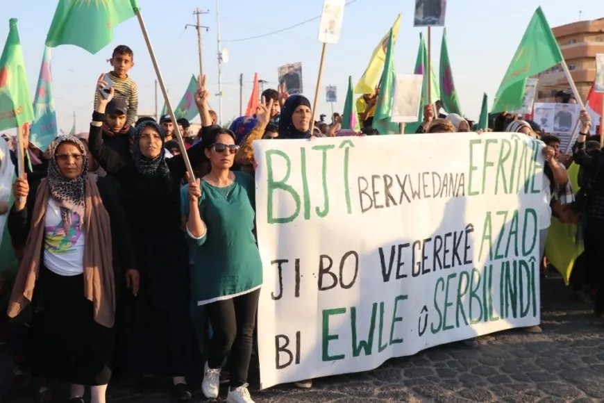 Koçberên Efrîn û Şehbayê bi meşek girseyî sûcên çeteyan şermezar kirin
