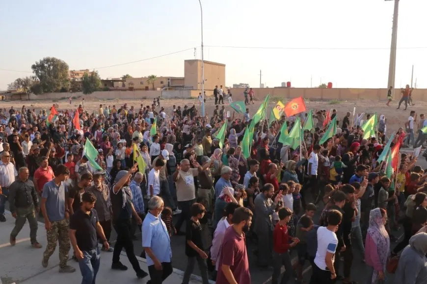 Koçberên Efrîn û Şehbayê bi meşek girseyî sûcên çeteyan şermezar kirin