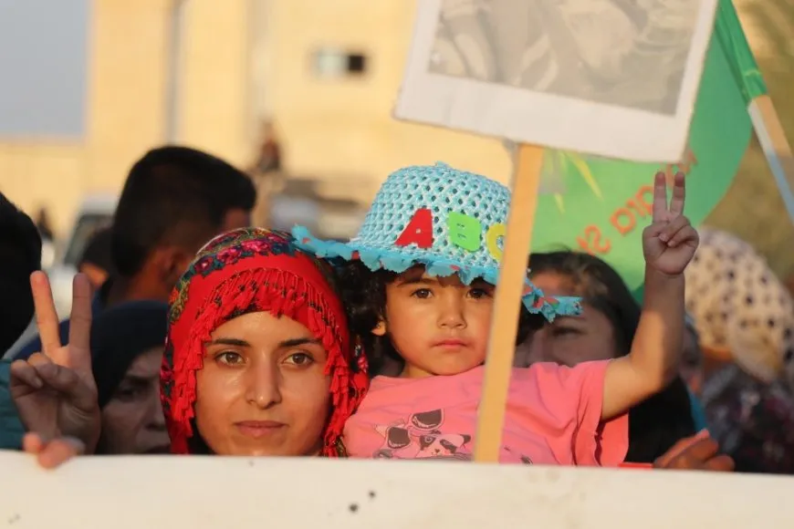 Koçberên Efrîn û Şehbayê bi meşek girseyî sûcên çeteyan şermezar kirin