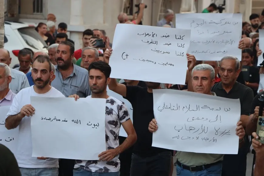 Xiristiyanên li Qamişloyê bi meşekê êrişa dijî dêra Şamê şermezar kir