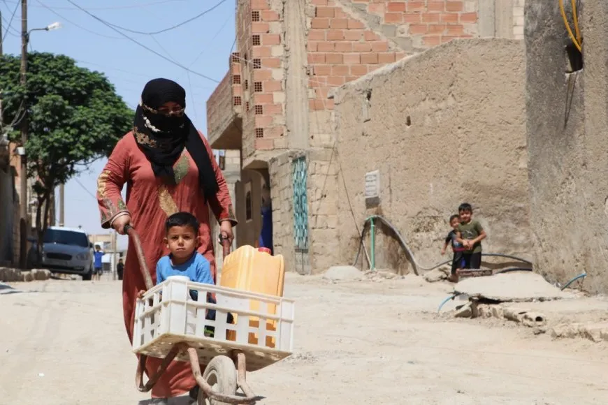 Bi rohilata rojê ve zehmetiyên jinên Hesekê yên peydakirina avê dest pê dikin