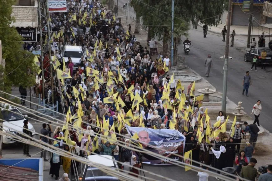 Gelê Hesekê li dijî tecrîdê meşiya