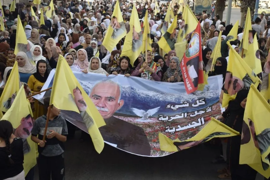 Gelê Hesekê li dijî tecrîdê meşiya
