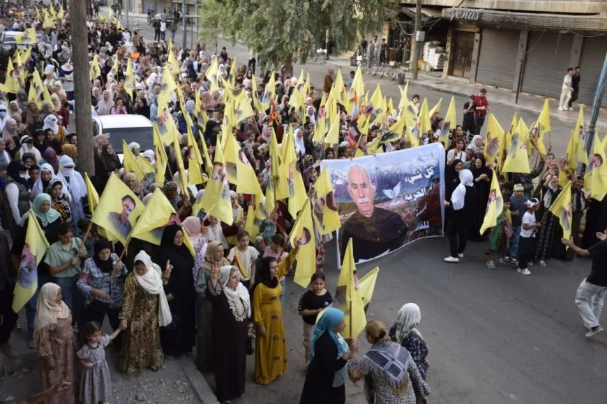 Gelê Hesekê li dijî tecrîdê meşiya