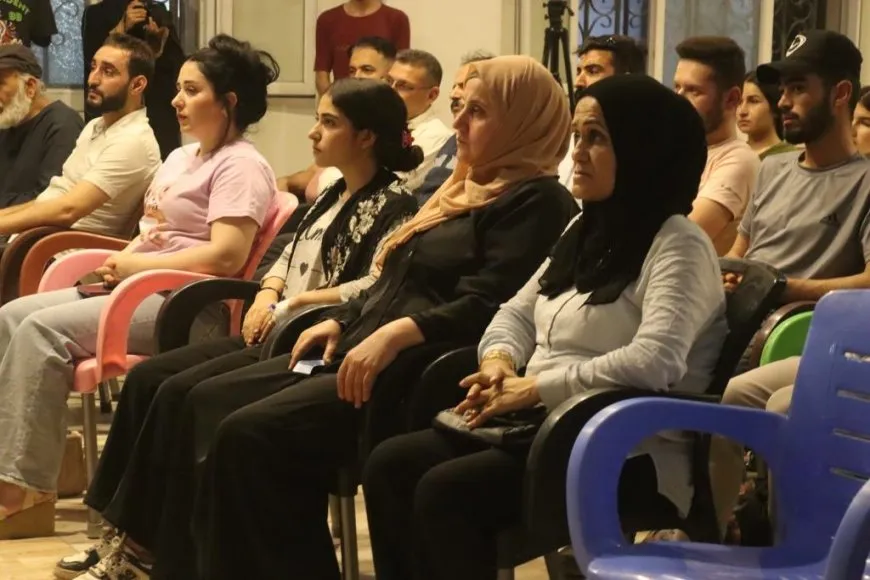 Ciwanên Reqayê bi pêxistina mûman şehîd Zîlan bi bîr anî