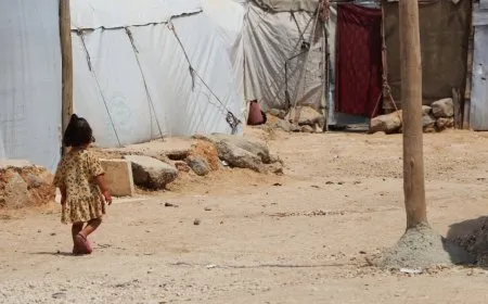 Zarokên li Kampa Waşokanî di nava pencên koçberî û germahiyê de ne