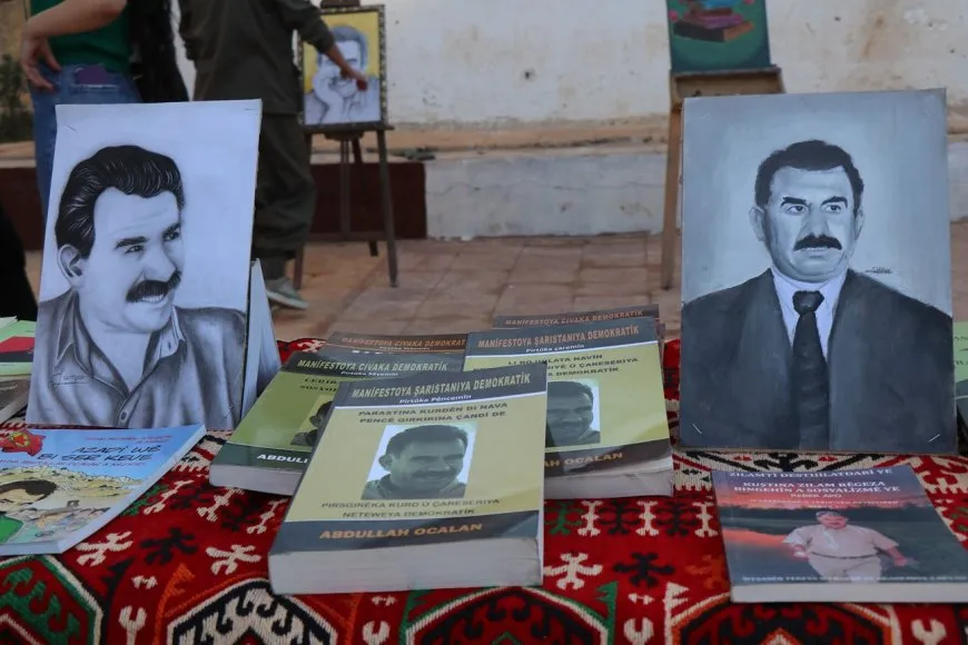 Di pêşangeha Helebê de wêneyên Rêber Apo hatin pêşkêşkirin