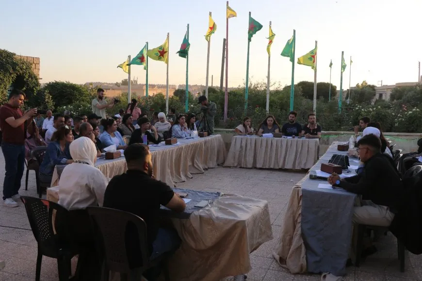 Ciwanên PYD’ê ji bo nîqaşkirina peyama Rêber Apo panelek li dar xist