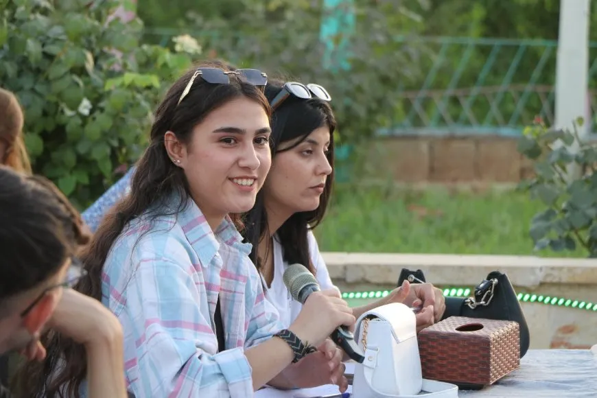 Ciwanên PYD’ê ji bo nîqaşkirina peyama Rêber Apo panelek li dar xist
