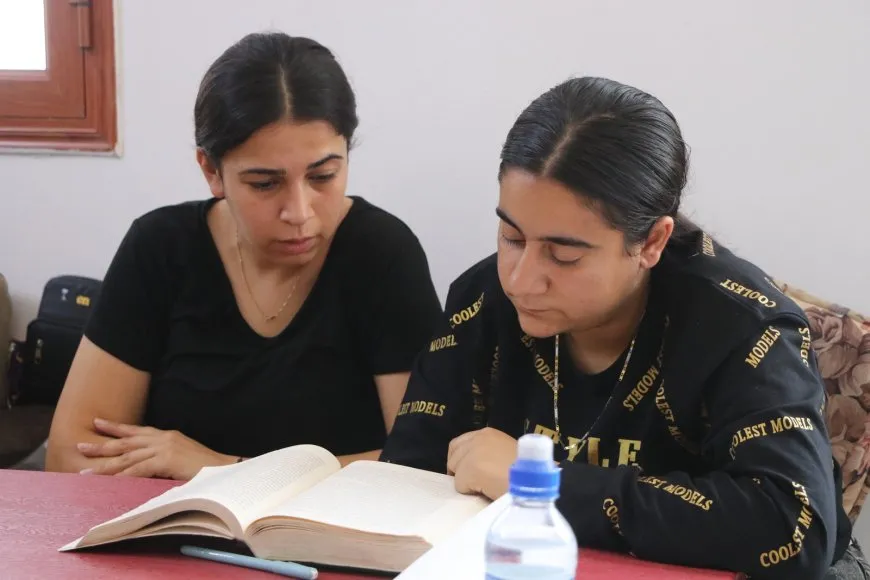 Ciwanên Helebê pirtûkên Rêber Apo dixwînin