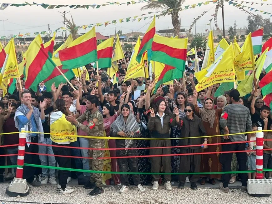 Şênî bi girseyî diherikin qadên şahiyên Şoreşa 19`ê Tîrmehê