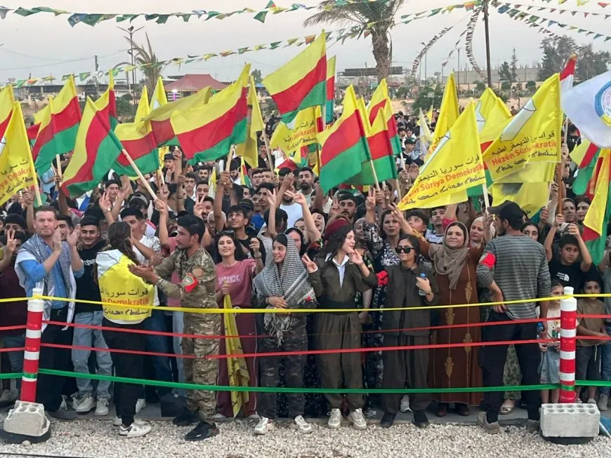 Şênî bi girseyî diherikin qadên şahiyên Şoreşa 19`ê Tîrmehê
