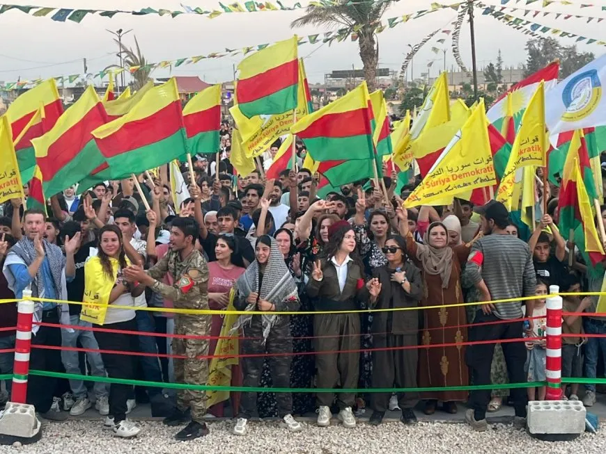 Şênî bi girseyî diherikin qadên şahiyên Şoreşa 19`ê Tîrmehê