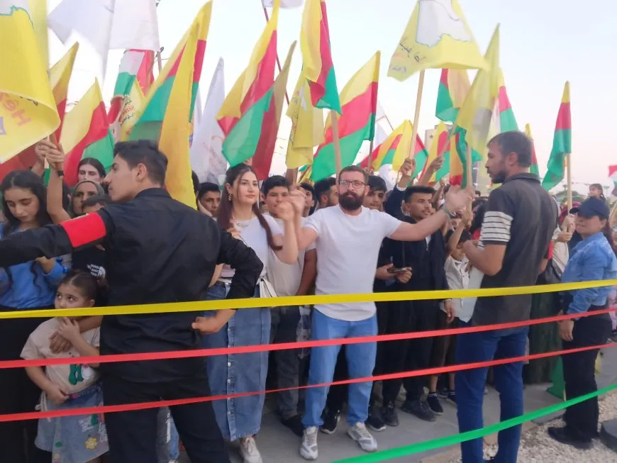 Şênî bi girseyî diherikin qadên şahiyên Şoreşa 19`ê Tîrmehê