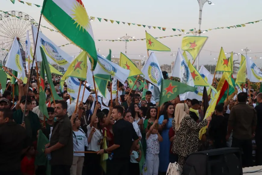 Şênî bi girseyî diherikin qadên şahiyên Şoreşa 19`ê Tîrmehê