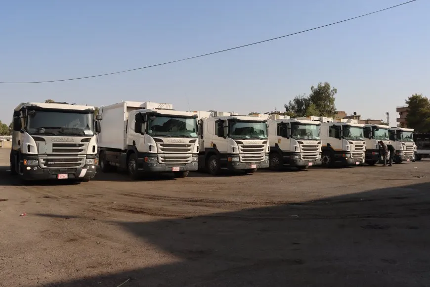 Rêveberiya Xweser 7 kamyonên çophilgir ji şaredariyên Hesekê û Qamişloyê re pêşkêş kirin