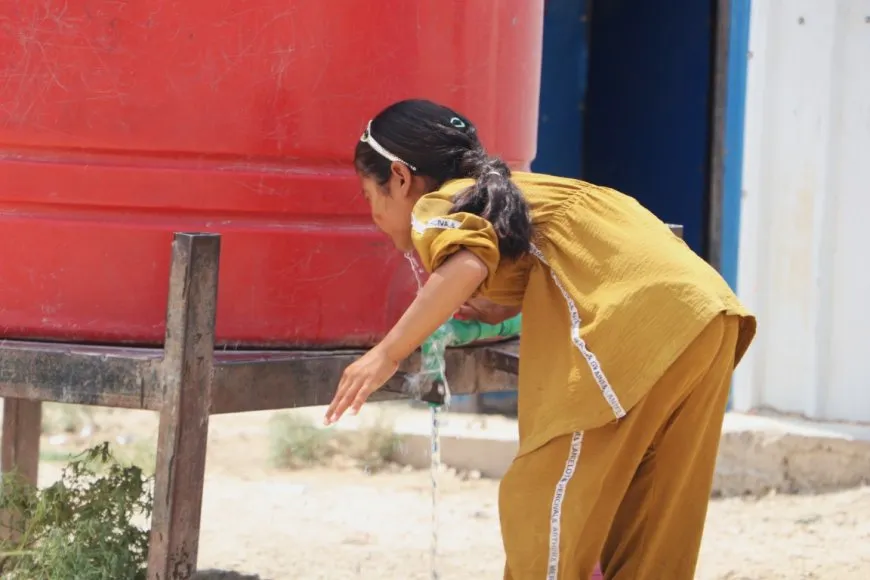 Zarokên li Kampa Waşokanî di nava pencên koçberî û germahiyê de ne