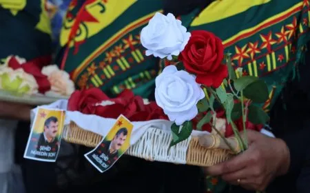 Fermandar Nûreddîn li Qamişloyê bi Stranê Mihemed Şêxo û bi tilîliyan hate pêşwazîkirin