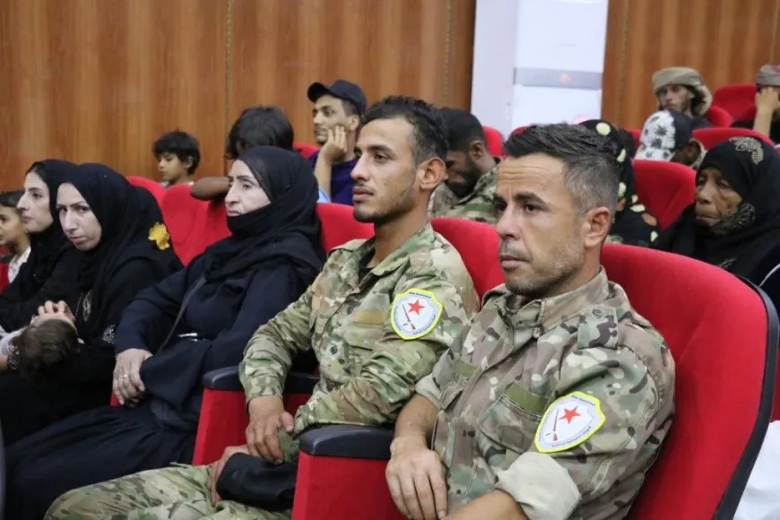 Hêzên Erka Xweparastinê bi şêniyên Tebqayê re civiya