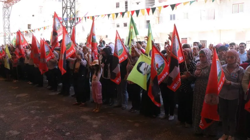 Endamên saziyan sersaxî da malbatên 2 şehîdan
