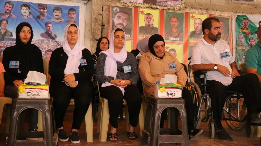 Endamên saziyan sersaxî da malbatên 2 şehîdan