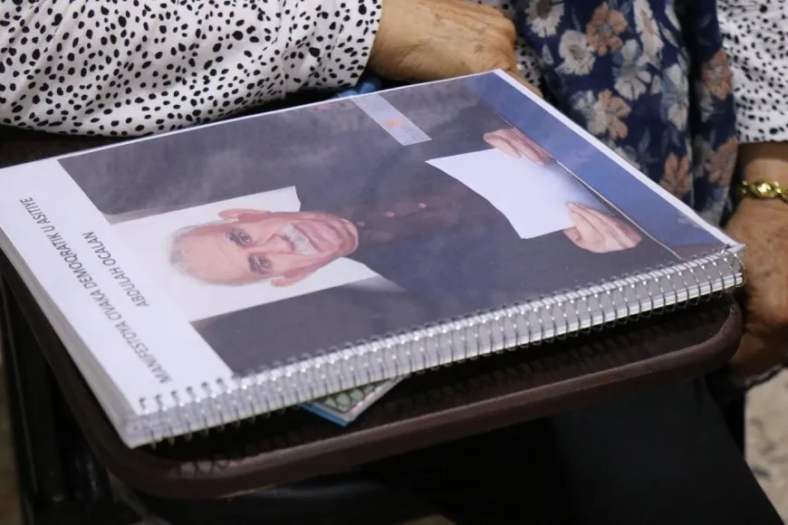 Li Helebê jin ‘Manîfestoya Civaka Demokratîk’ dixwînin